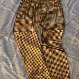 Ladies leggings gold with a black print design